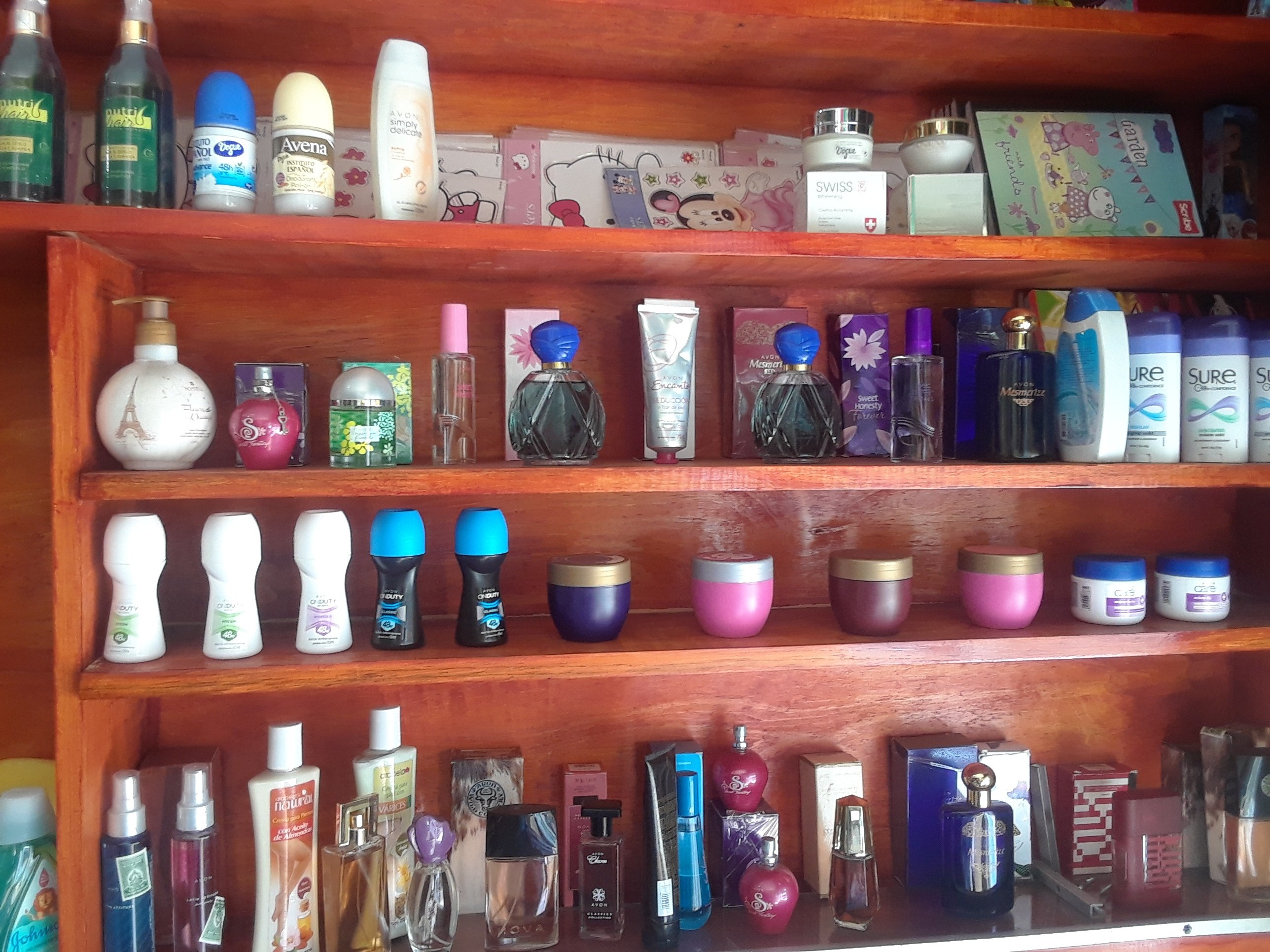 Variedad de perfumes,splash y otros productos de belleza