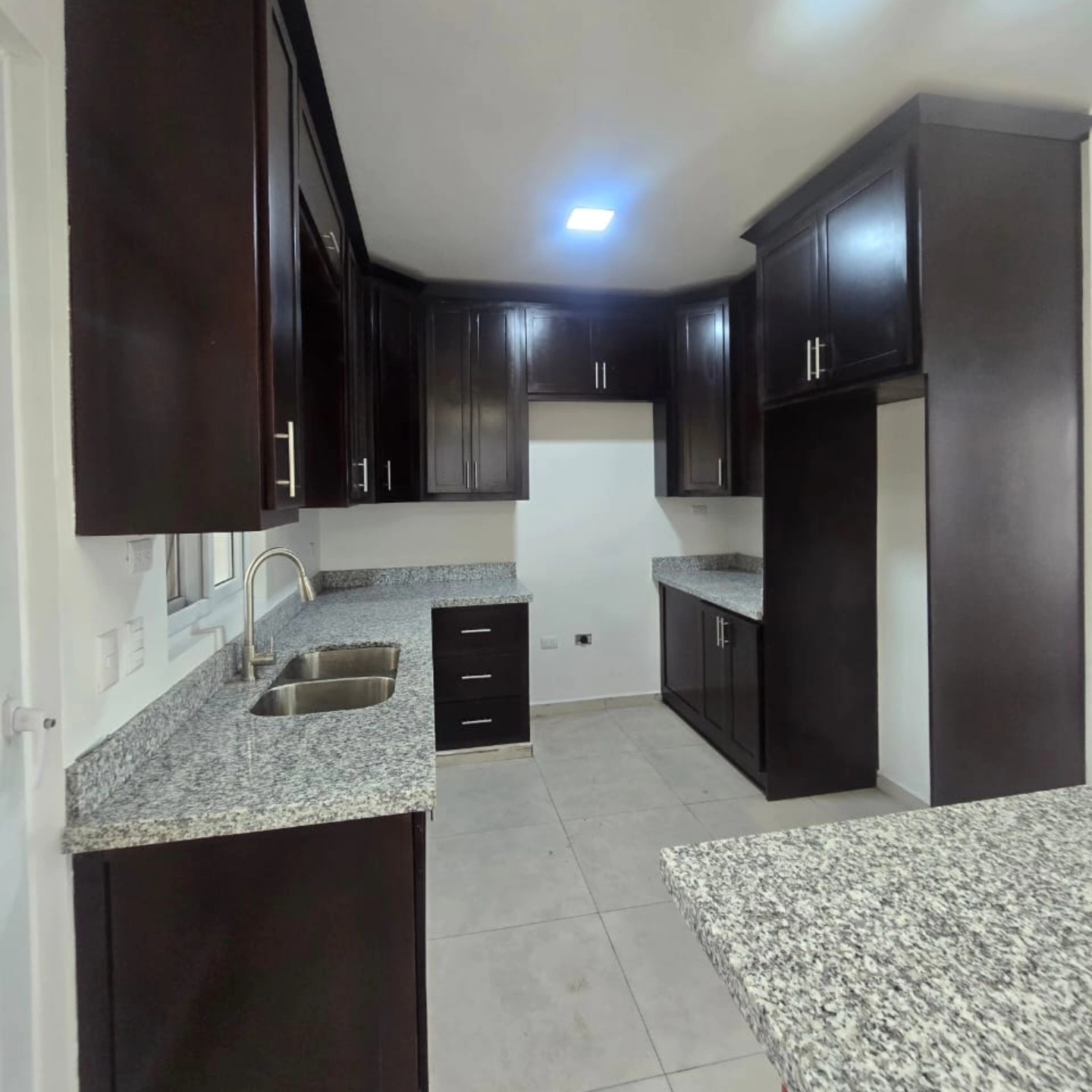 Se Alquila Townhouse Nuevo, Sector Blvr. Mackay